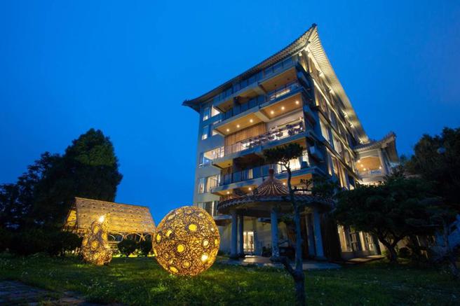 （承亿文旅潭日月邀请南投在地竹艺家胡淑慧及赖进益，设计并制作竹制装置艺术品，邀请旅人亲近竹制工艺的瑰丽。图／承亿文旅提供）