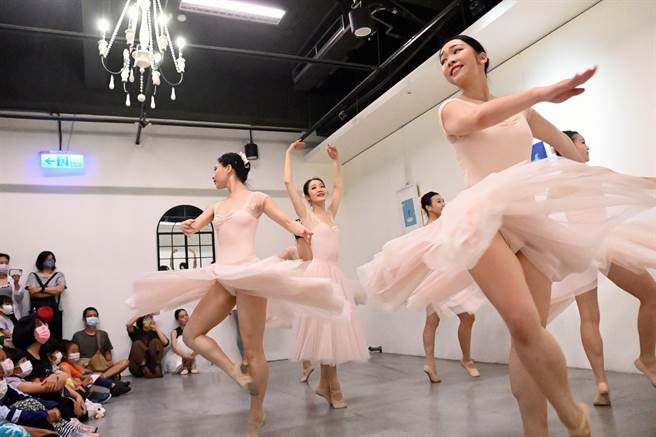 首次没有团长庄媛婷随行，「台湾芭蕾舞团」仍顺利完成台东偏乡巡演的使命。（庄哲权摄） 