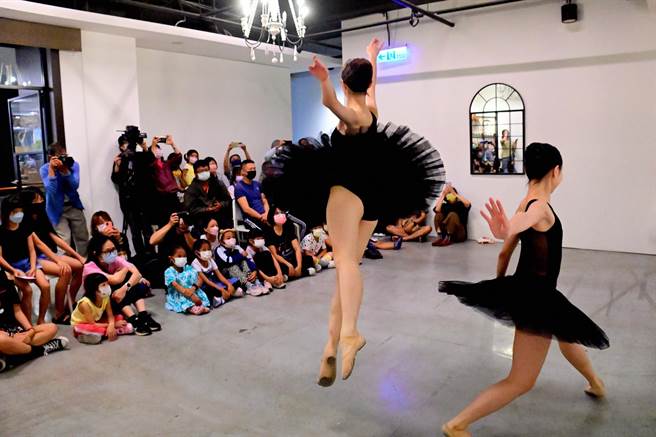 首次没有团长庄媛婷随行，「台湾芭蕾舞团」仍顺利完成台东偏乡巡演的使命。（庄哲权摄） 