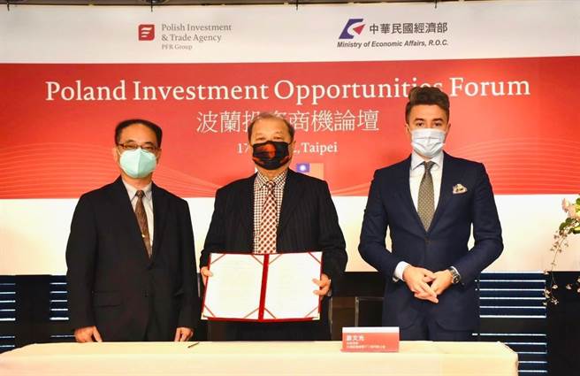 疫情之下，首場實體波蘭投資論壇在台舉辦，在經濟部投資處長張銘斌(左)見證下，我國電電公會與波蘭民間環保機構簽署合作備忘錄MOU。(圖／經濟部投資處提供)