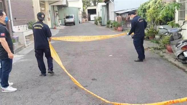嘉義市下路頭玄天上帝廟附近發生槍擊案後，警方隔天到現場調查蒐證情形。（廖素慧攝）