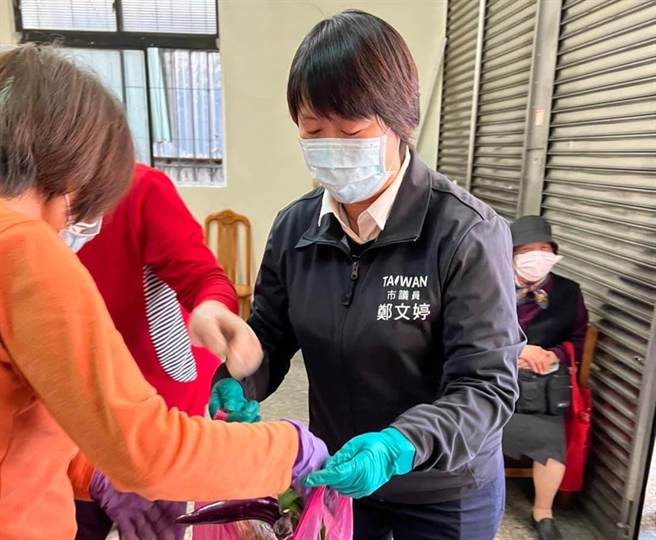 基隆市議員鄭文婷痛批，保險公司不該只想賺錢，沒有承擔風險的能力。（摘自鄭文婷臉書／陳彩玲基隆傳真）