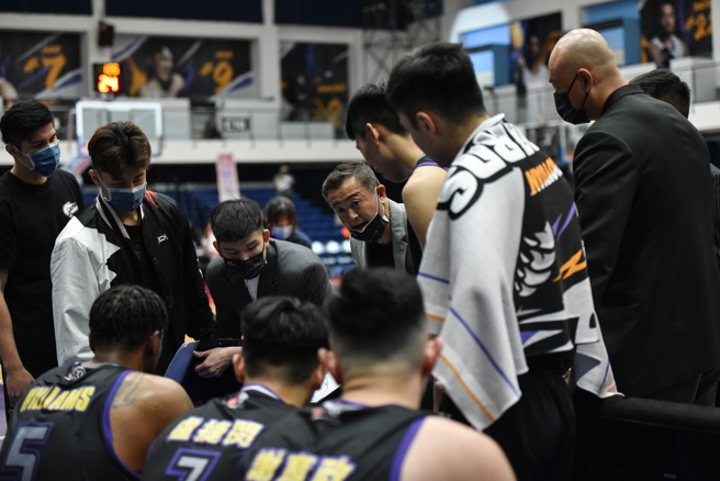 桃園雲豹教頭劉嘉發（後中）提醒球員該注意的問題。（桃園雲豹提供）