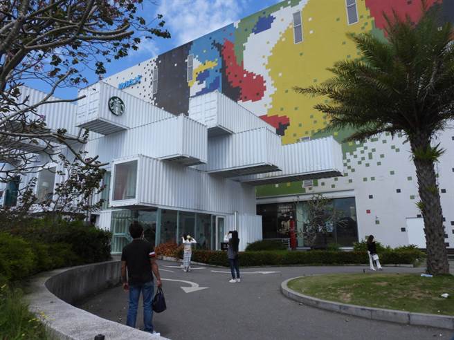 花莲新天堂乐园停业逾2个月后，将在本月25日恢復营业，届时除威秀影城，还有20多个柜位将再次开放，27日也会与货柜屋星巴克一同打造「露天电影院 」，与花莲民眾一同欢庆重启。（罗亦晽摄）