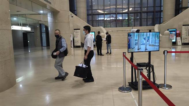 涉嫌行贿新竹县政府工务处长林鹤斯的厂商陈明正（左）首度出庭，他否认行贿。（赖佑维摄）