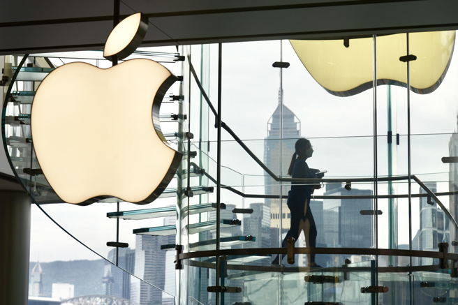 中國對疫情的嚴格防控措施讓許多為美國蘋果公司代工的大陸台商被迫停工，一個多月來蘋果因出貨延誤問題股價已下跌近2成。（圖／中新社）