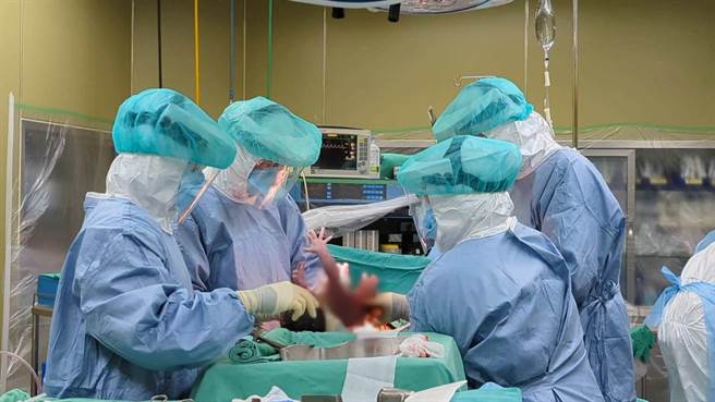 29岁马姓孕妇腹痛急诊PCR确诊，经东港安泰医院紧急剖腹后，顺利产下3600公克男婴。（东港安泰医院提供／谢佳潾屏东传真）