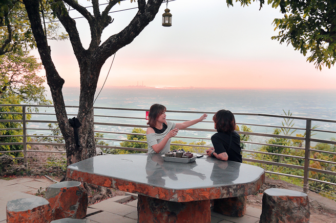 泡茶区视野辽阔，可以俯瞰冈山平原的美景。(摄影/Carter)
