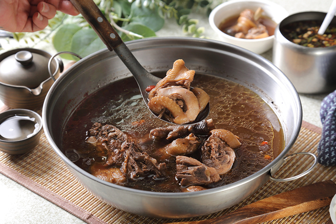 刺仔鸡汤使用的鸡肉是自家饲养的放山土鸡，肉质Ｑ弹不柴。(摄影/Carter)

