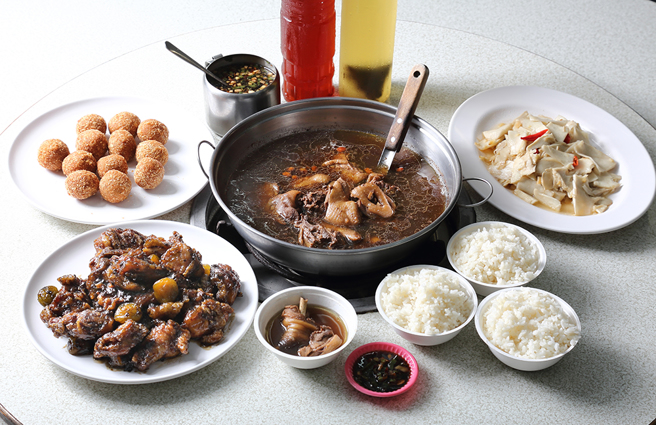 清炒季节食蔬搭配酸酸甜甜的梅子鸡，看似简单的山野旬味收服了一票饕客的味蕾。(摄影/Carter)
