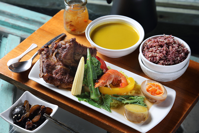 餐点摆盘精致又丰富，高升排骨餐的排骨以梅子和老姜调味，味道醇厚不腻。(摄影/Carter)
