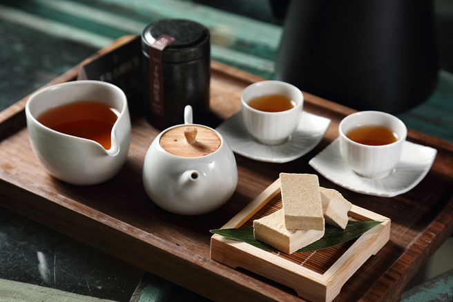 像扮家家酒般的迷你壶兼顾时尚美感与茶香，陈素云说：「壶很小所以泡茶时会更专注。」(摄影/Carter)
