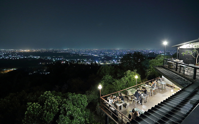 夜色凉如水，与三五好友相聚、与情人并肩，赏景聊日常，就是浮生好时光。(摄影/Carter)
