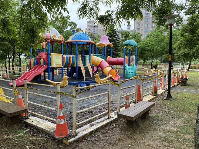 桃园杨梅三民公园中，儿童游戏设施被封起，引起附近居民抱怨，认为应加速改善。（蔡明亘摄）