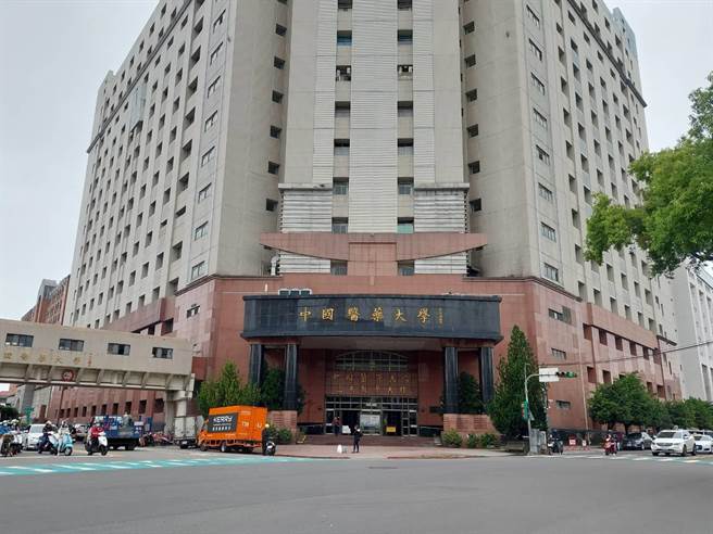 中国医药大学有学生向教育局投诉，校园确诊师生已超过百人，认为学校应全面改成远距教学，校方表示，一切依照教育部规定。（张妍溱摄）