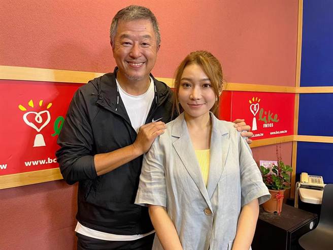 依依（右）在王伟忠节目《欸？我说到哪里了？》分享纳豆手术后的復健经过。（中广提供）