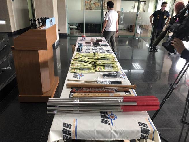 刑事局中部打击犯罪中心破获以廖姓男子为首的暴力集团，起出大批犯案工具。(警方提供／林欣仪台中传真)