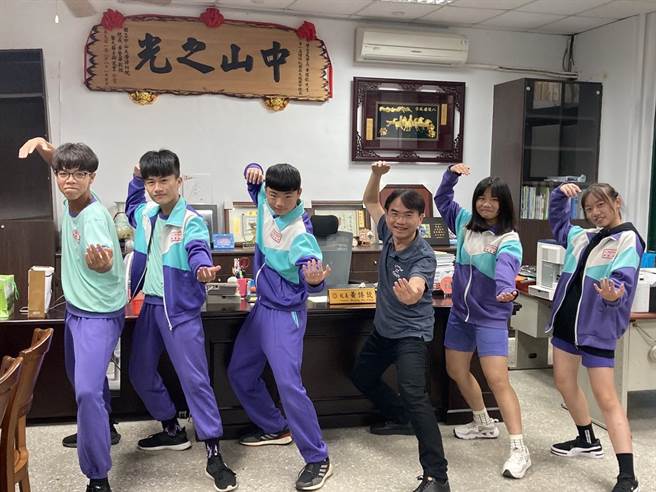 黄博钦（右3）在学生眼中是毫无距离感的校长，和同学相处融洽。（黄博钦提供／蔡明亘桃园传真）