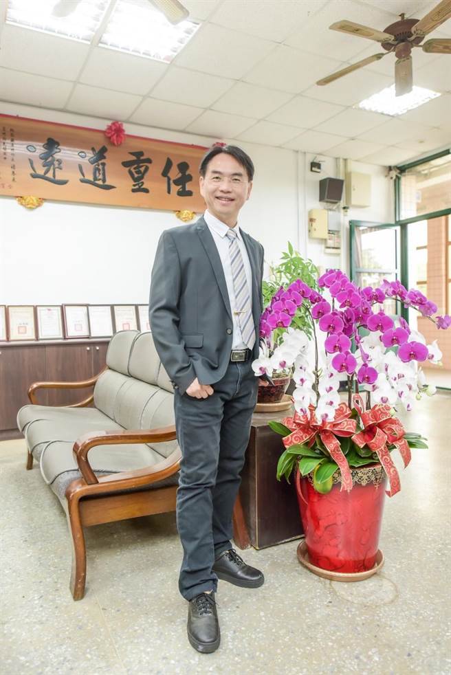 黄博钦明年将在大坡国中任满10年，并希望未来有人能打破他的纪录，让偏乡教育更受重视。（黄博钦提供／蔡明亘桃园传真）