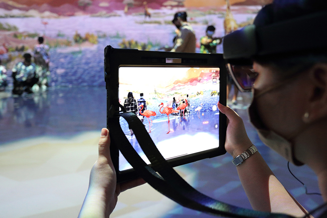 MR沉浸式劇院使用最新MR科技，創造逼真的混合實境效果，讓作品裡的角色可以栩栩如生躍然眼前。(攝影/Carter)
