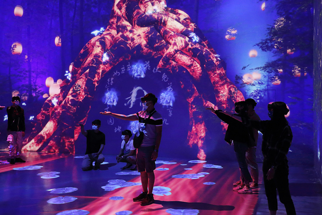 《帝江化生》靈感來自「山海經」，透過MR投影讓民眾可以看到精怪在身邊飛舞。(攝影/Carter)
