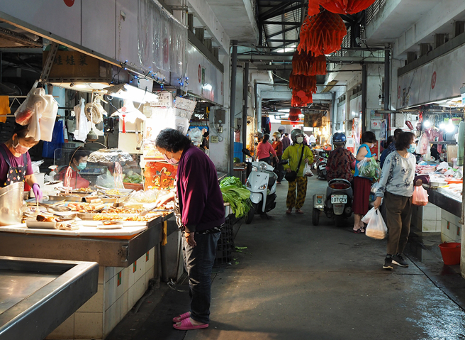 超过50年歷史的九曲堂公有市场，为目前大树区最热闹的传统市场，是在地人生活的一部分。(摄影/王亭云)
