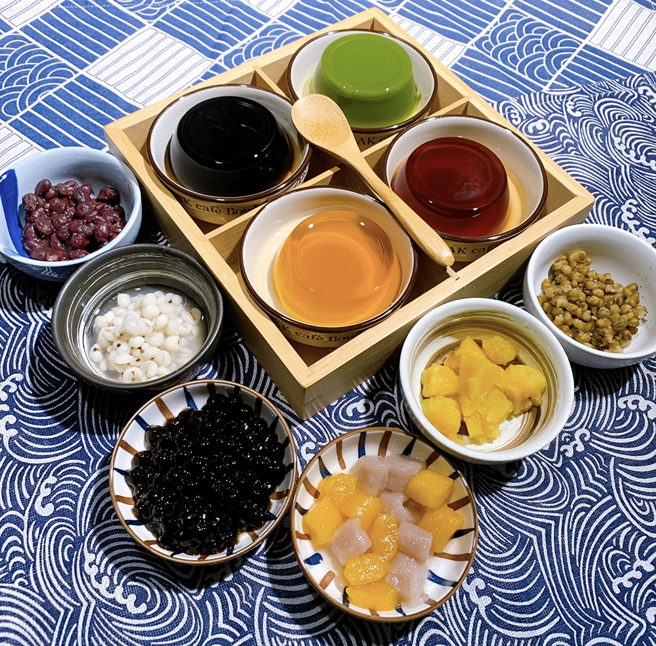 Mr.Bear X 草仙生的烧仙草配料十分多元，夏天也陆续新增冻圆、剉冰与饮料等冰凉甜品。(图片提供/Mr.Bear X 草仙生)
