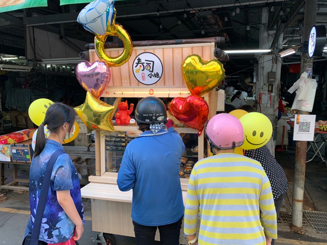 以摊车方式进驻市场的「寿司小姐」。(图片提供/寿司小姐)
