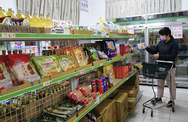 長期獨力照顧生病父母和兄長的李小姐分享：「在實物銀行領用奶粉、尿布等物資，才能省下錢繳電費和看診……很感謝社工和慈善總會一路陪伴，同時給我精神上的鼓勵。」(攝影/Cindy Lee)
