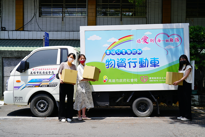實物銀行也有「物資行動車」服務，物資車每月巡迴8場次，總共服務17個行政轄區。(攝影/Cindy Lee)
