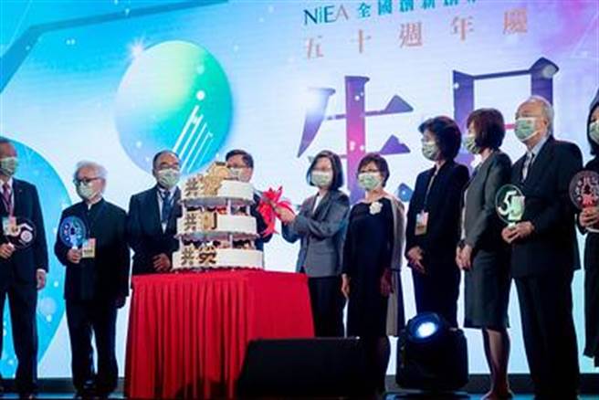 蔡英文總統今晚出席「全國創新創業總會50週年璀璨之夜」(總統府提供)