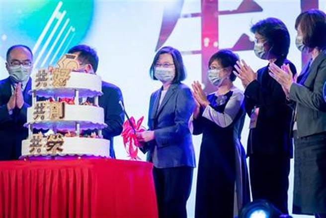 蔡英文總統今晚出席「全國創新創業總會50週年璀璨之夜」(總統府提供)