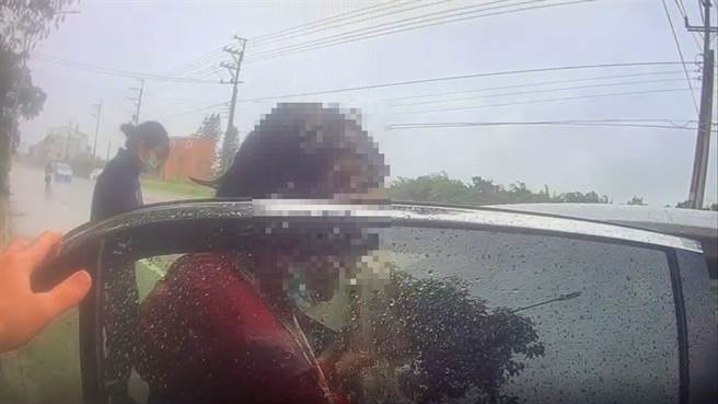 蔡姓妇人在大雨中一路行走15公里，杨梅员警将其护送返家。（杨梅分局提供／蔡明亘桃园报导）