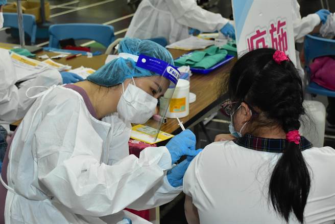 新竹縣政府規畫自本月25日起陸續為年滿5歲至11歲、12歲至17歲的兒童與青少年接種BNT疫苗。（新竹縣府提供／邱立雅竹縣傳真）