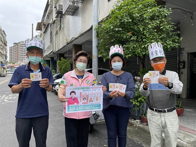 民进党党职改选将于5月22日举办，登记竞选全国党代表的现任南区国光里长陈雅惠(右二)与其他人相互拉抬人气。(林欣仪摄)