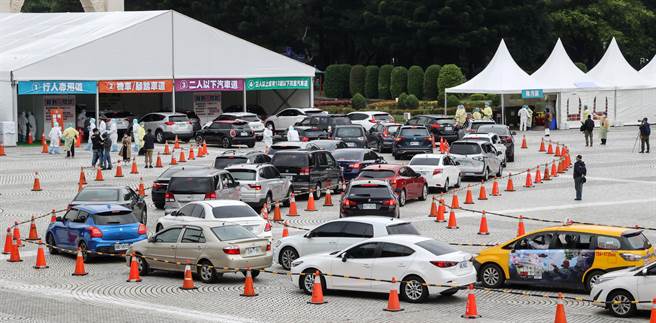 台北市政府和台北榮民總醫院在中正紀念堂開設車來速篩檢站，17日正式啟用，每天提供1200個採檢名額，一早就排滿等候篩檢的車輛。（鄧博仁攝）