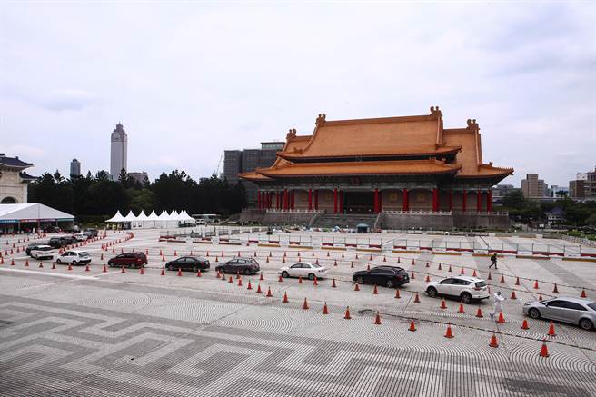 台北市政府和台北榮民總醫院在中正紀念堂開設車來速篩檢站，17日正式啟用，每天提供1200個採檢名額，一早就排滿等候篩檢的車輛。（鄧博仁攝）