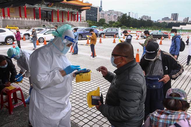 台北市政府和台北榮民總醫院在中正紀念堂開設車來速篩檢站，17日正式啟用，每天提供1200個採檢名額，現場也開放民眾排隊預約。（鄧博仁攝）