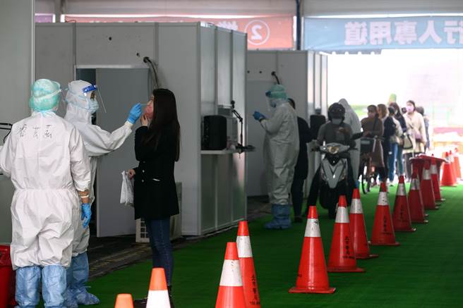 台北市政府和台北榮民總醫院在中正紀念堂開設車來速篩檢站，17日正式啟用，一早就排滿等候篩檢的民眾，每天提供1200個採檢名額，共分汽車、機車、自行車、行人四個路線，現場也開放民眾排隊預約。（鄧博仁攝）