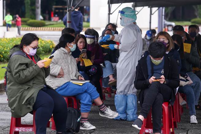 台北市政府和台北榮民總醫院在中正紀念堂開設車來速篩檢站，17日正式啟用，每天提供1200個採檢名額，現場也開放民眾排隊預約。（鄧博仁攝）