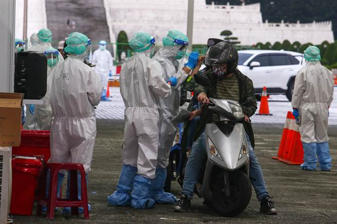 台北市政府和台北榮民總醫院在中正紀念堂開設車來速篩檢站，17日正式啟用，一早就排滿等候篩檢的民眾，每天提供1200個採檢名額，共分汽車、機車、自行車、行人四個路線，現場也開放民眾排隊預約。（鄧博仁攝）