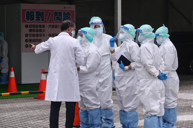 台北市政府和台北榮民總醫院在中正紀念堂開設車來速篩檢站，17日正式啟用，主責營運篩檢站的台北榮民總醫院共動員172人次醫療人員在現場支援，醫院實驗室也安排檢驗人員24小時輪班檢驗。（鄧博仁攝）