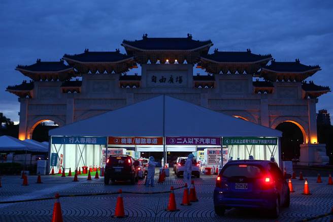 中正紀念堂開設車來速篩檢站17日正式啟用，每日上午8點到晚上8點，接近晚間8點時，依然有採檢民眾前往採檢。（鄧博仁攝）