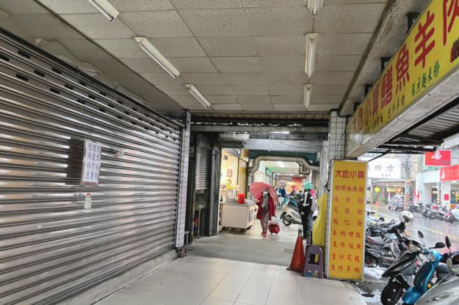 新冠肺炎疫情连日延烧，许多民眾都不敢外食，重击餐厅生意；也有餐厅担心被传染，主动暂停营业。(爱传媒)