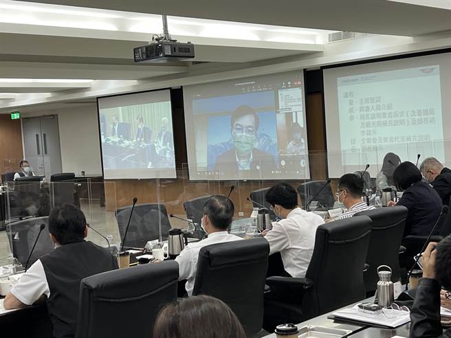 交通部長王國材與客運業者視訊座談解決客運運量崩跌問題(交通部提供)