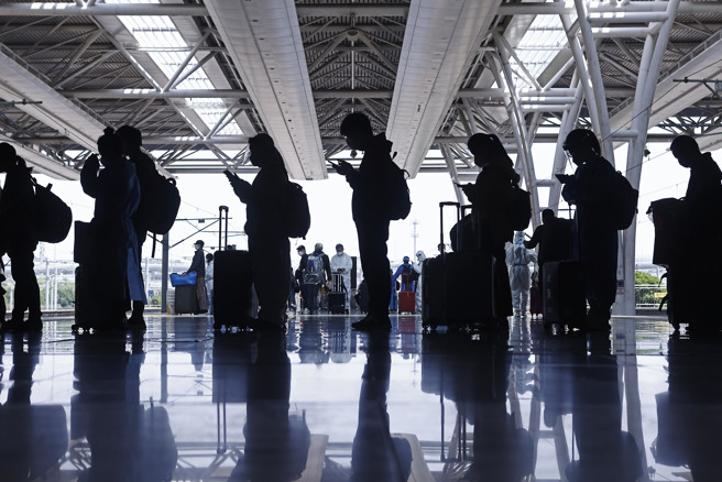 上海解封首日有大量民眾赶往车站打算离沪，排队人潮一度长达数公里。（图／中新社）