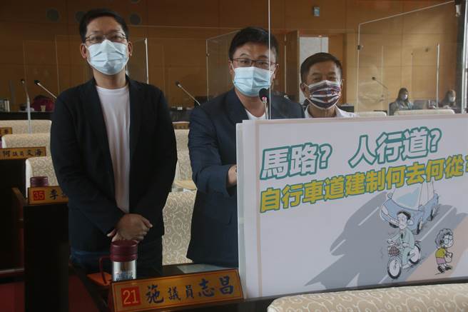 台中市議員施志昌(中)、林祈烽(左)、鄭功進(右)等人建議，市府應規畫通勤用的自行車道，提升民眾行的便利。(施志昌提供／林欣儀台中傳真)