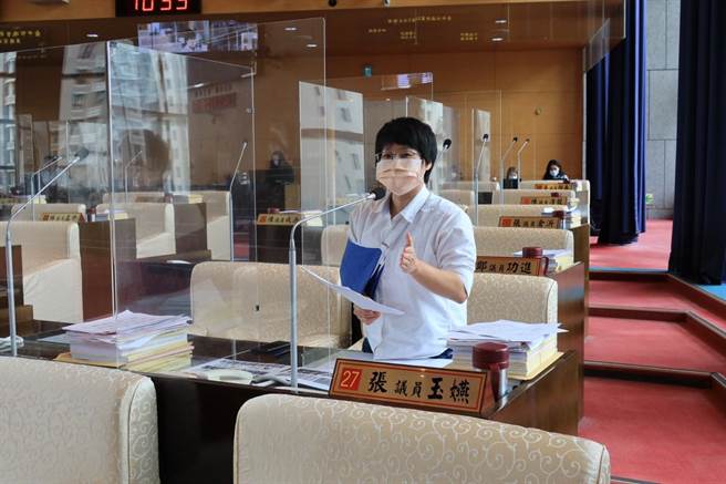 台中市議員張玉嬿表示，太平區居民多次建議在坪林橋和太原六號橋間曾建新橋，希望也能有專屬的自行車及行人專用道。(林欣儀攝)