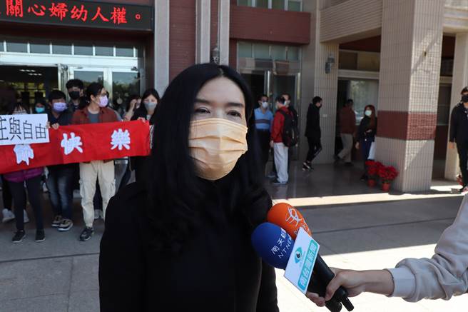 台首大校长张淑中昨日、今日分别与学生开会，说明学校将停办，听取学生意见。(本报资料照片)