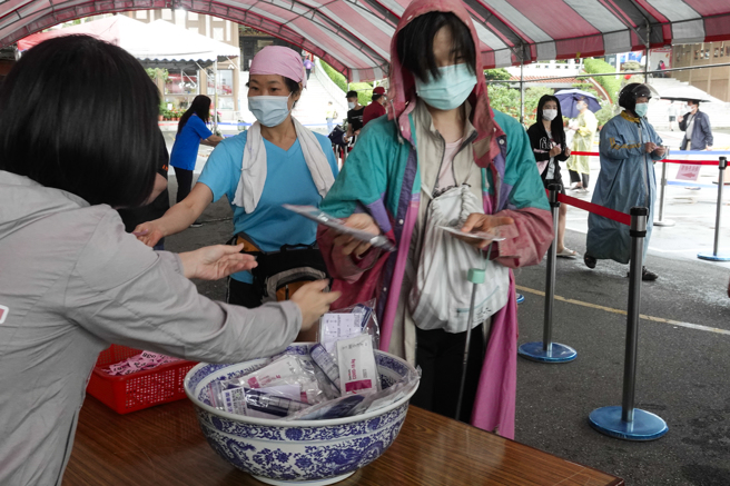 防疫亂象引爆民怨。圖為台北市松山慈惠堂日前免費發放快篩試劑。（黃子明攝）